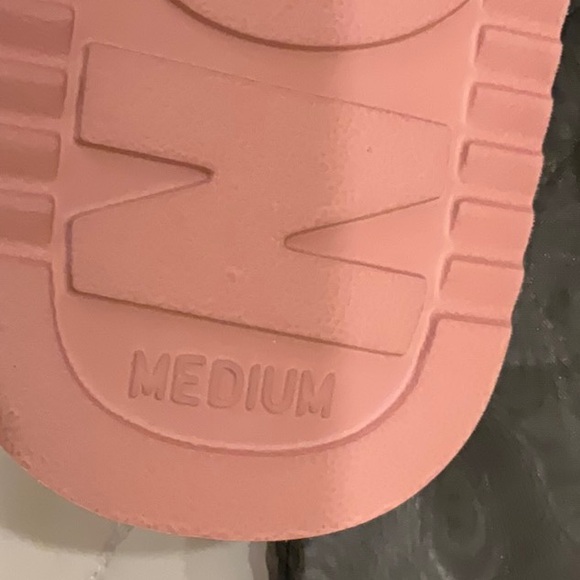 Laines London Slippers NWT Medium - Picture 9 of 16